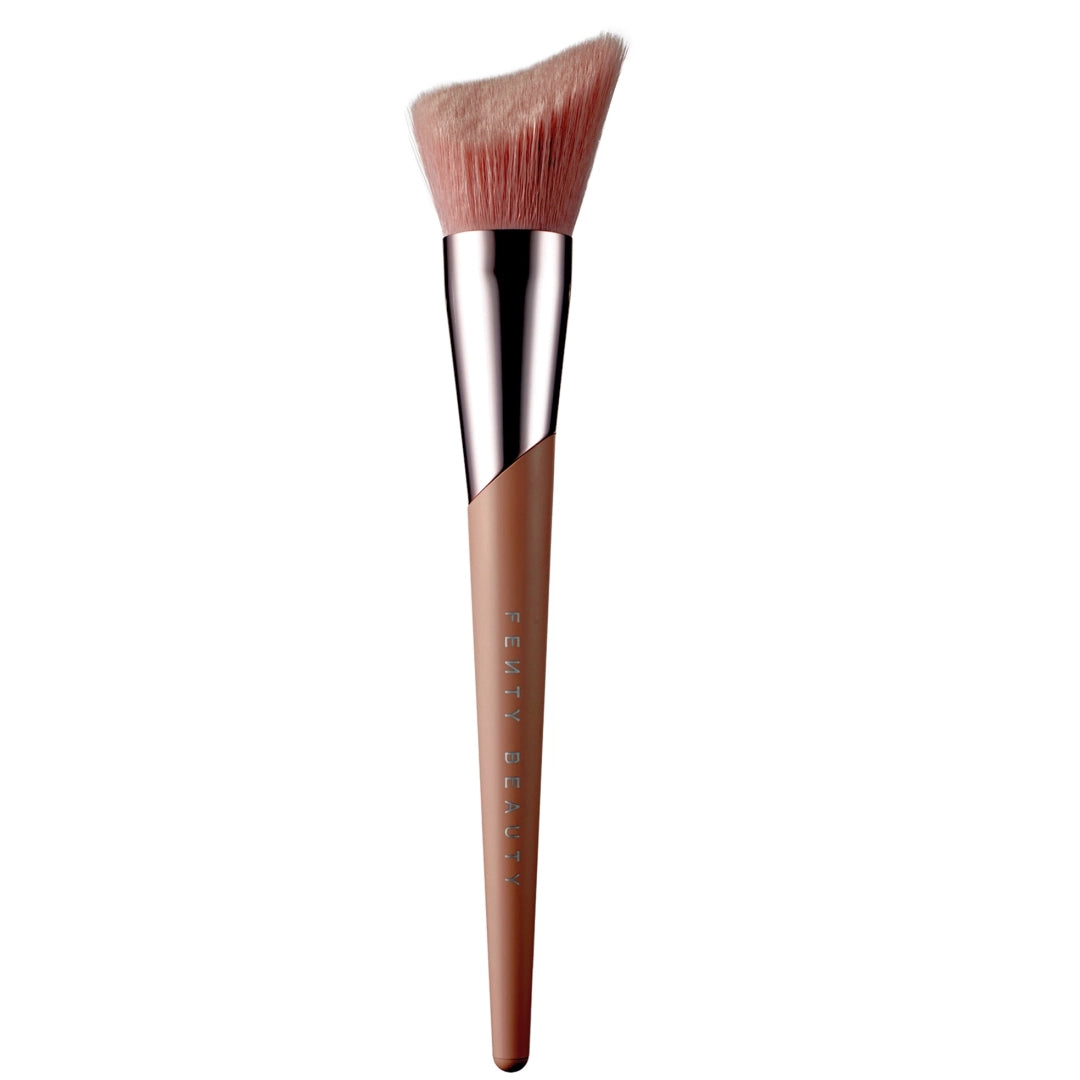 fenty-beauty-make-up-cheek-hugging-bronzer-brush